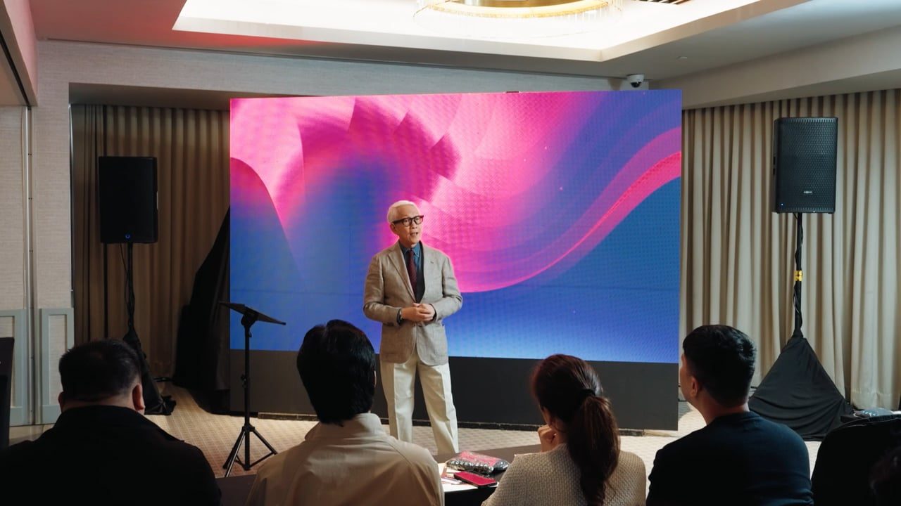 Francis Kong leading a Level Up Leadership session